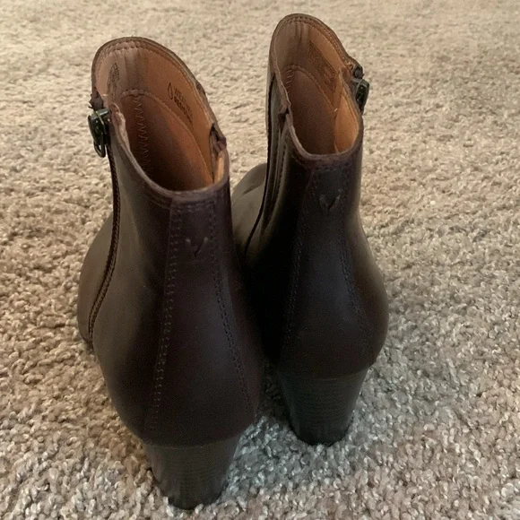 Vionic dark brown weather resistant ankle boots - Picture 2 of 6